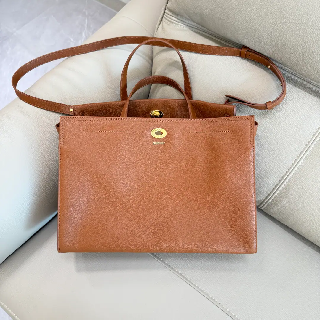 Special level 39cm BA new Tote bag., For Italian imports of peared calf skins., Combination with cotton coiling line, Swirling with iconic sandBurberryGear. Fine-cut-in-the-curve, open-cut and Oral ring accessories, It's inspired by branding. Trench The windcoat belt design.. But carry it with your hands., Or the shoulder belt. Size size39.5x17x28.5 Model3371