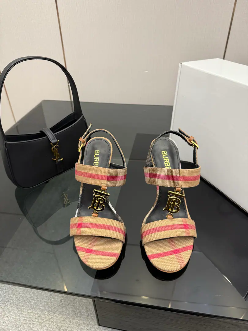 High Version Burberryy- Boboli.2026Spring and summer's new exclusive style of retrograde elegance. High heels. 🎉BURBERRYBobley England.🇬🇧Luxury brands, The rice of the hide., Original1:1Copy, The close-stringed and knitted design of round head regenerated., Decoration of branded grids. ✅Fabulous.: Original cowboy.+Bullskins. ✅Foot.: Customize sheep skins ✅Otsumi!: That's a big one. ✅He's tall.: 10cm ✅Codes: 35–41 （40, 41, 42Custom）