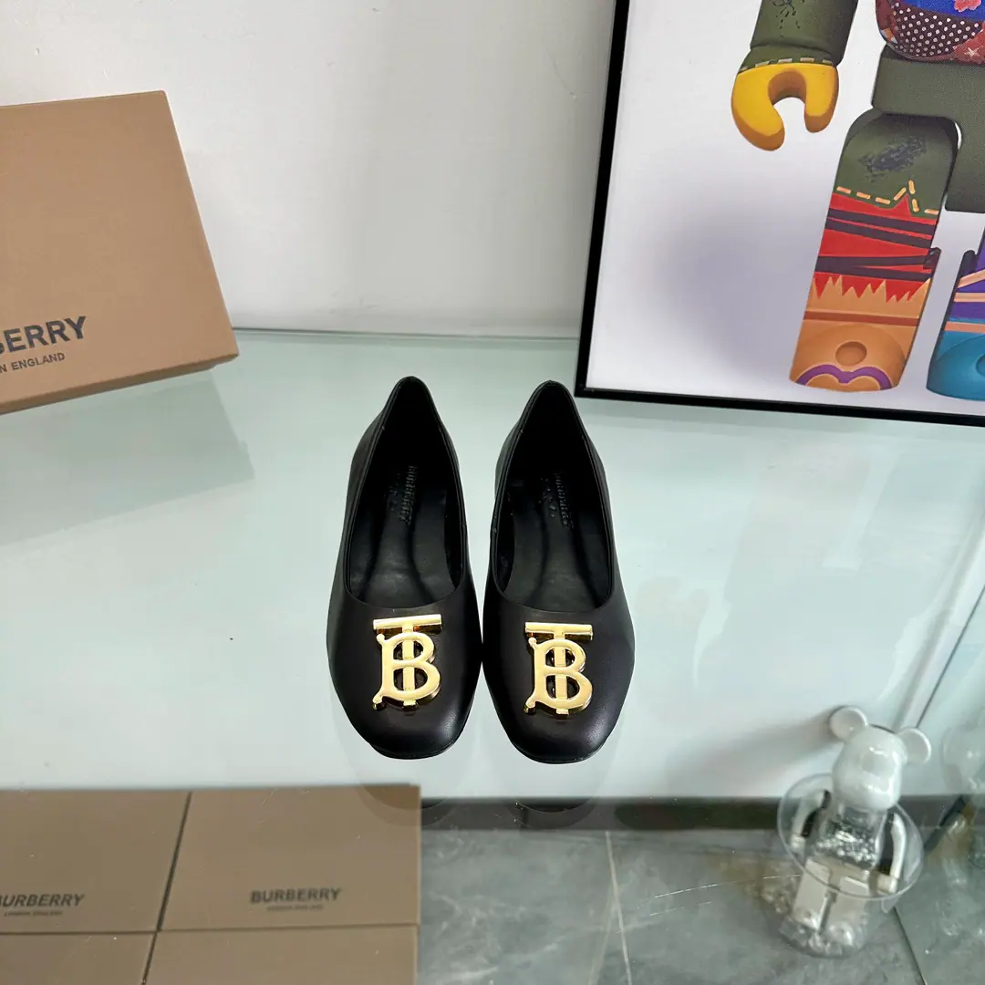 🌈🌈- Boboli.Burberry Classic square-lined shoes. The least chosen shoe of the oldest so far. It looks good on anyone.👏Don't underestimate the cost of the fabric. We use three layers of cloth on our shoes. Single-story cell stripes imported fibre cloths45One. 3The cost of the floors is... One yards to the left.💪It's just to make sure that the shoe line feels strong. Not mutant, The real one is a hardware button. The inside sheep's skin is stomping. 🇮🇹Simulate the skin. Standard Code🌈35-43(35.40.41.42.43No re-election.)
