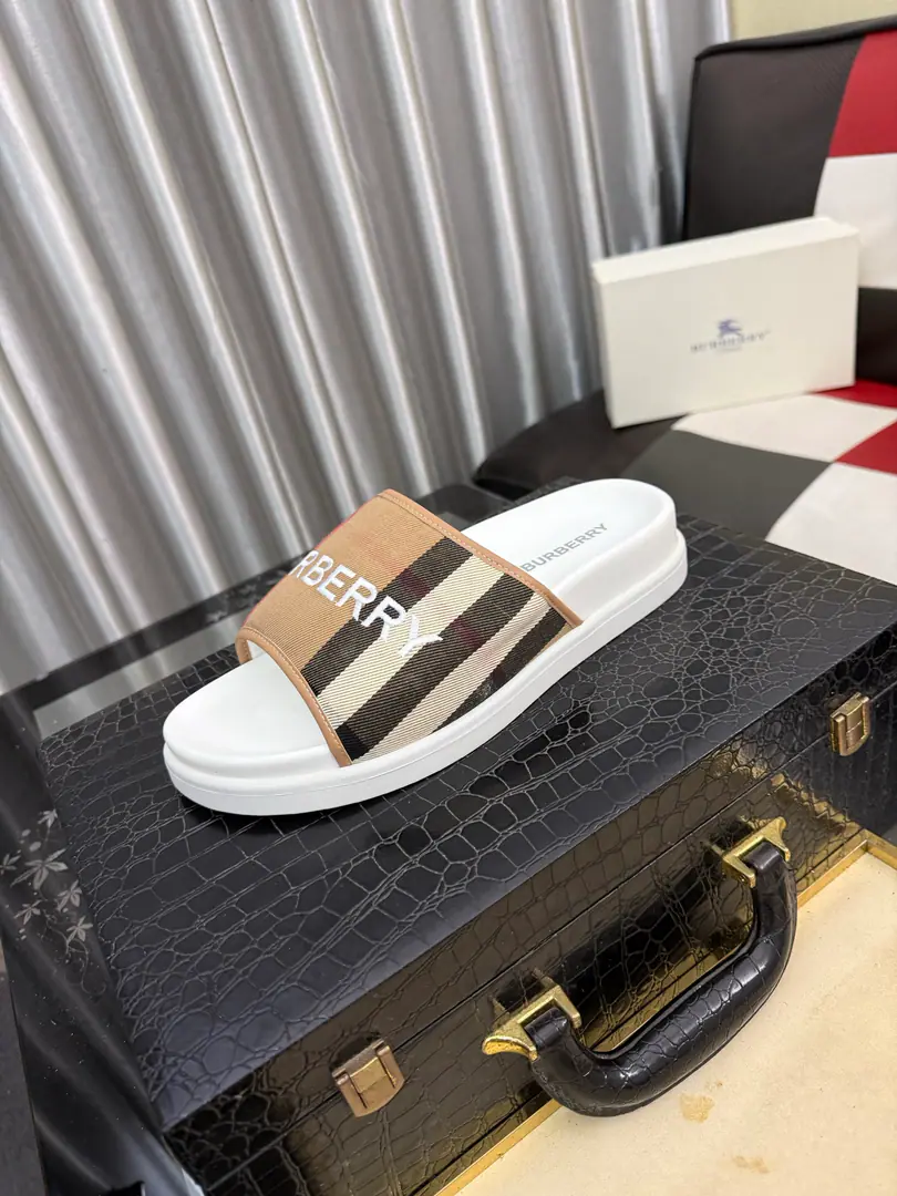 Get out of the factory.⌚⌚Burberry - Boboli slippers., Summer's new classic-cut slippers.Vintage The retro-gauge slippers. The twigs make comfort in wearing the experience. Shoe.: PVC %Heat-plastic polyurethane Shoes under the sole.: %Rubber Setup Design Sides are. Burberry Stereo-letter logo BurberryClassic-cut sandals. This classic pair of green sandals is from...Burberry (Bobley.). Design Details: Clipping, haymarketSquare Stripes, Show your toes., The side is marked with a pebbles brand., - Scalpel shoes. Size: 38-46（45, 46Do it.）