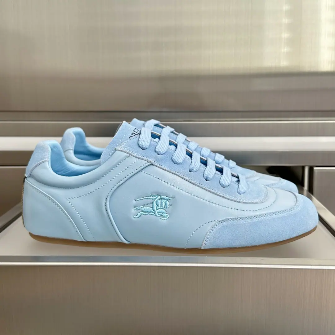 Top Version: Female/Men Burberry- Boboli.Knight Runner Series Couple money. Leisure Sports shoes - Tetsu. Knight Runner Sports shoes, A brand-marked new thing., Show currentline-like contour and simple appearance. It's made of the anti-feather leather., It's a work of art in Italy.. Low-pitched, A low profile, a symbol of the Knight of Horses.（EKD）Embroidery, Heel decoration. Burberry Gear Ripple Details. Light rubber soles are integrated into the grid stripes., I'm gonna get my bottom grip. Send a cabinet for fine packaging🛍📦 ▪️Fabulous.: Original customized head-level cattle skin ▪️Uchi.: Imports of soft sheep skins ▪️Shoes under the sole.: Original modeling of slide-resistant rubber material ▪️Bottom: 2CM ▪️Size: Female35-40 / Men39-45（Custom45