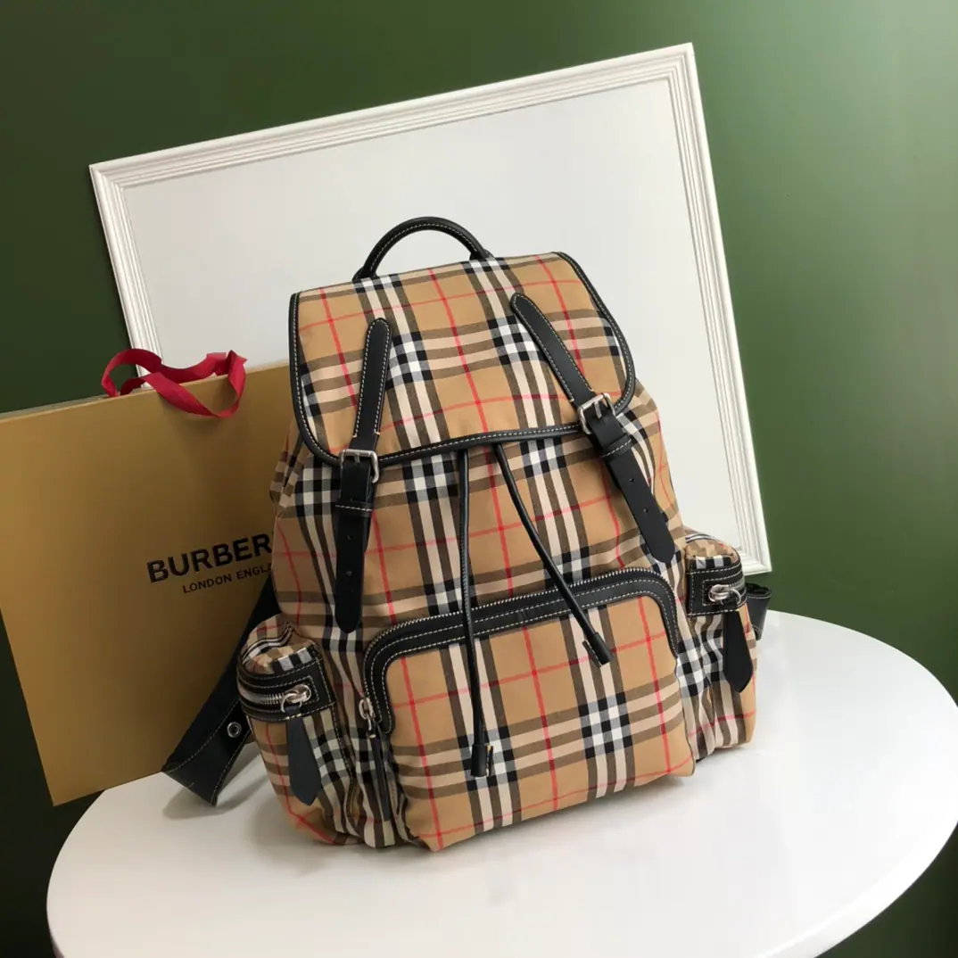 Special level BHome.VintageGravity double shoulder bag. The man's big-bond double-seat backpack. Select Vintage The gravy fabric maker. The season's grid is a perfect backlash.‼️Dimensions: 28X42🧊4711