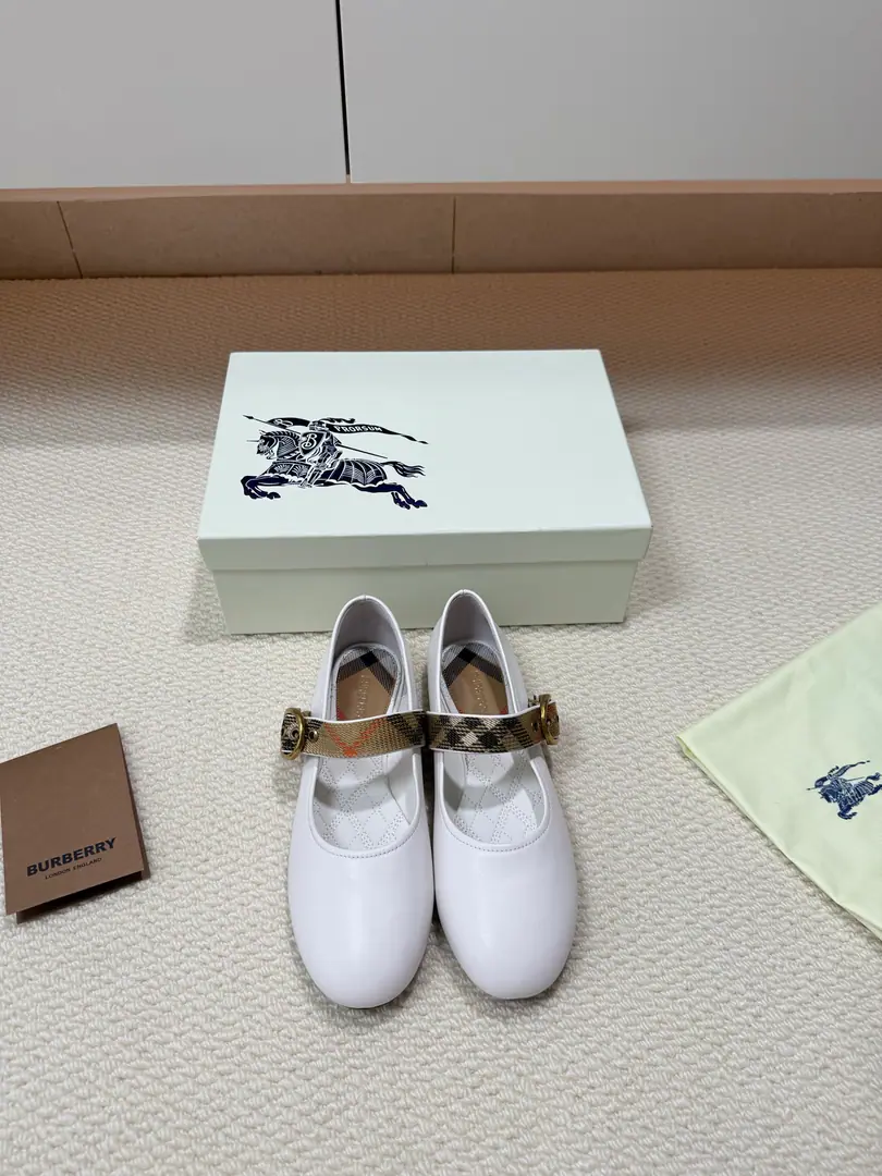 BURBERRYBarbolig's striped with ballet shoes. That's a big one. White Colour Floor Brief Advanced Ballet shoes.🩰 From brand2026Fall series🍁 Recreated with soft napa leather material. MatchBurberryRibbon Ribbon Lace Metal Ring - The brand logo. Shoes under the sole. The Knight of Horses is a symbol of the flower. Shoe. Lamb skin. Italy is a big-ass country. It's branded.logo, The decorations are a little bit of an hour's work.🌈. In the pipskin. 💯 Italy🇮🇹That's a big one. Brand.logo ⭐️ Codes Female 35 36 37 38 39 40 41 （40 41 Set code number） Prefixed packaging