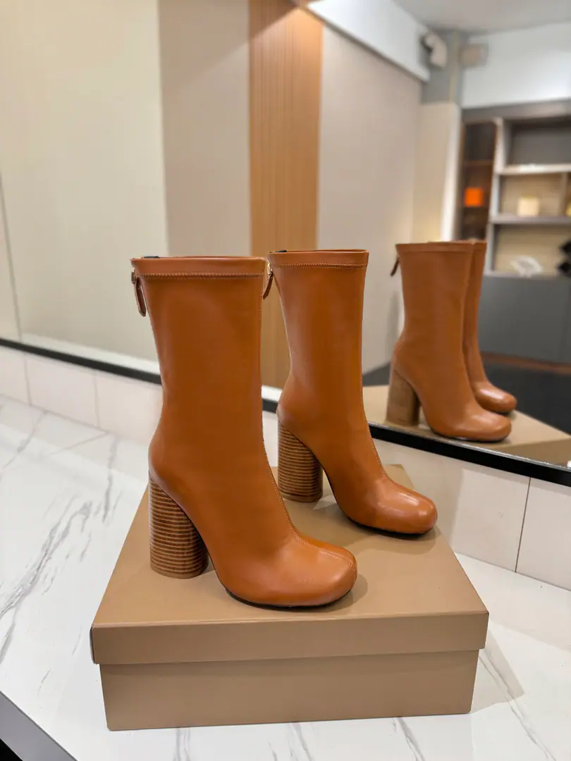 Get out of the factory. 𝘽𝙪𝙧𝙗𝙚𝙧𝙧𝙮𝙮 Bobley.2023The new exclusive is launching a round-headed and stunned boots.👢 BURBERRYBobley England.🇬🇧Luxury brands, Original1:1Copy, Close-armed boots., Design round boots with a thick heel., Decoration branding pattern. 🆕🆕🆕 ⚠Boots.: Italy🇮🇹Erasing, ♪ In the inside, you'll have to put your feet on the skin ♪, Italy🇮🇹That's a big one.💞！！！ ✅Fabulous.: Import Italian ballistics ✅Otsumi!: The original is really a big one. ✅He's tall.: 𝟏𝟎.𝟓𝙘𝙢 ✅- A bag.: The ancient classics of the leather bag and... ✅Codes: 𝟑𝟒-𝟒𝟏（𝟑𝟒.𝟒𝟎.𝟒𝟏Do it.） ✅Humming: 𝟐𝟎𝙘𝙢 ✅Boots.: 𝟐𝟑𝙘𝙢