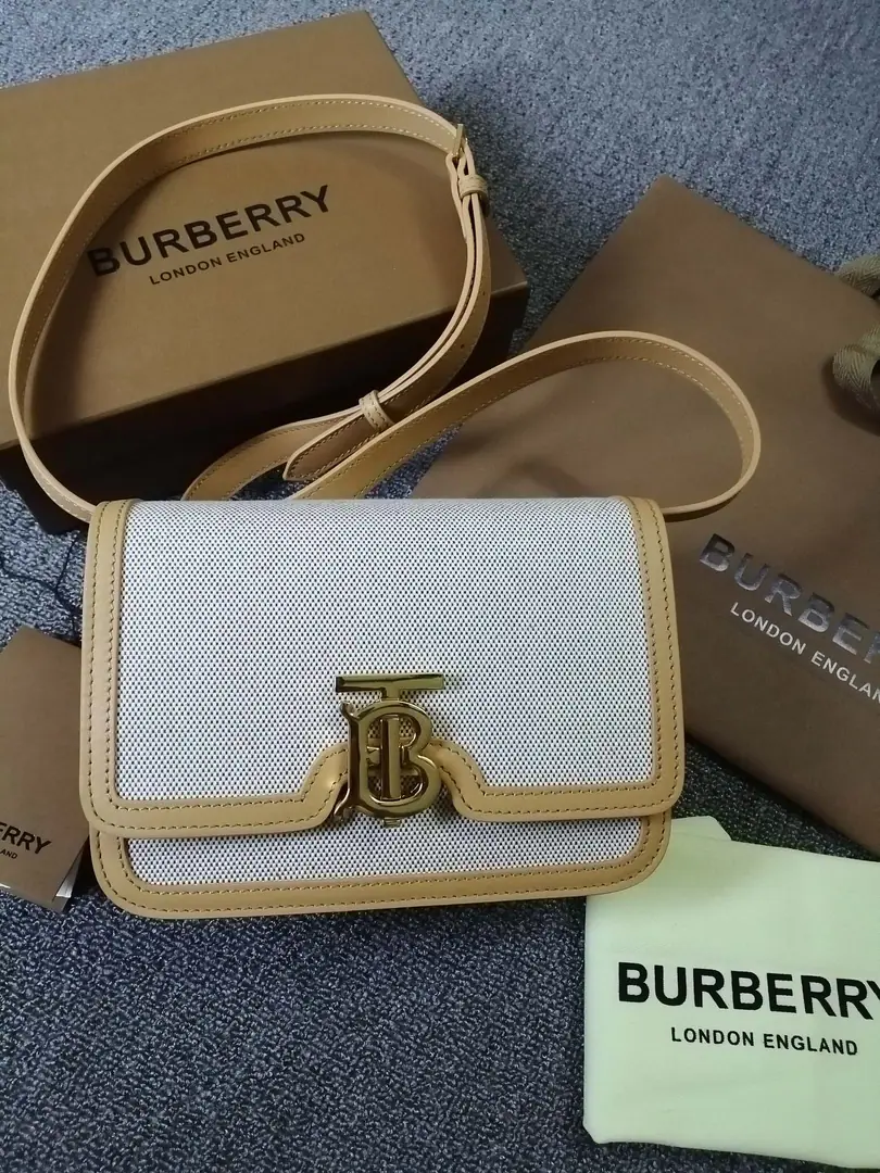 BHome.TBThe little two-colour diagonal leather locking bag., A one-hand bag with a copy., Lock button decoration Thomas Bur Inspired Special Identification. Switch to slanted backpack or hand-held bag. Numbering: 90235 Dimensions:21 - 16 - 6cm. 86488010