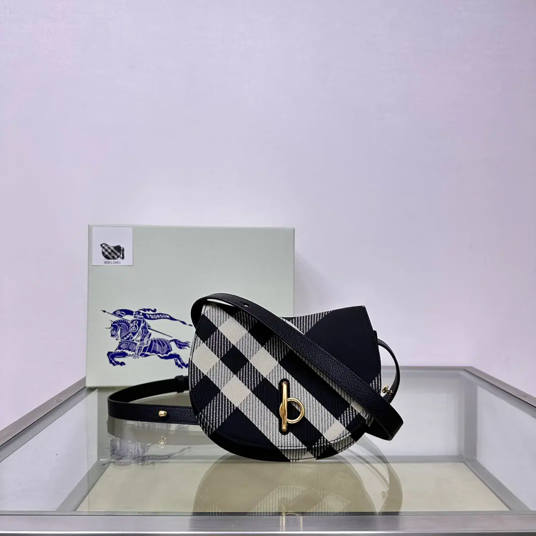 Special level BThe newest home is a big house., It's made of a grain of calf skin.. It's a work of art in Italy., It's a gravy-stamped leather.. The arc contour was inspired by the childhood wooden horse., The caps are open.bFont accessories. With leather shoulder belts., Adjustable to switch shoulder backpack and slanting backpacks. Modifiable leather shoulder belt Top top top top top top is covered.b Font opening Hand painted on the edge. Lass Metals accessories The back side is marked with the Knight of Horses. (EKD）Pump flowers. Gravity pressure flower liner Dimensions19× 6× 16cm Model1661