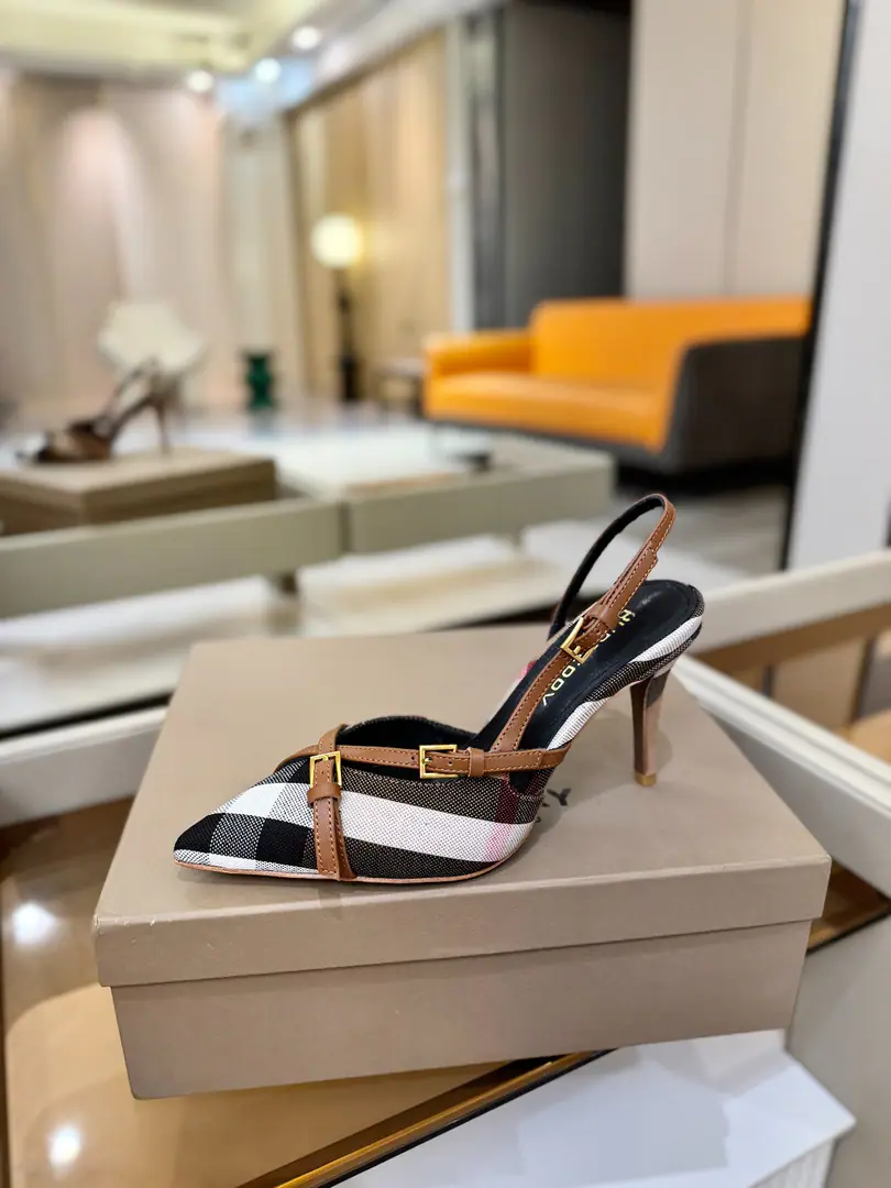 Burberryy Bobley. 𝑩𝒖𝒓𝒃𝒆𝒓𝒓𝒚𝒚 💝 👠 𝘽𝙪𝙧𝙗𝙚𝙧𝙧𝙮𝙮 Bobley. The only one who ever rolled up a high heels. A lazy, elegant, understanding style. 💋Shoes. 🎉BURBERRYBobley England.🇬🇧Luxury brands, Original1:1Copy, Synchronize new cabinets A high-end heel of grace., Decoration branding pattern. 🆕🆕🆕 ✅Fabulous.: Original Gear ✅Otsumi!: The original is really a big one. ✅He's tall.: 8.5𝙘𝙢 ✅Codes: 𝟑𝟒-𝟒𝟏（𝟑𝟒.𝟒𝟎.𝟒𝟏Do it.）