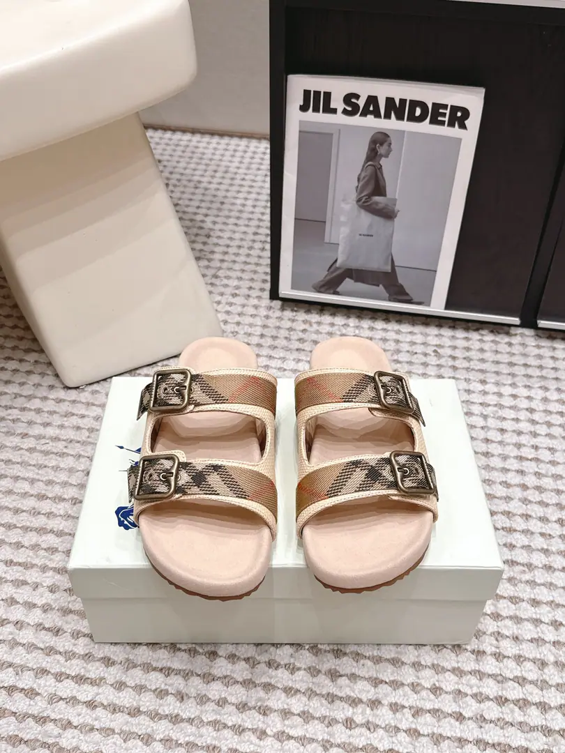 Requisition level Burberry - Boboli. 26/Summer New Money The pair of slippers. - Boboli.Burberry Classic slippers are made of soft anti-featured fabric., It's a work of art in Italy.. I'm putting a lot of pressure on the grid., The soles of the pressurized shoes., It's a top-end logo.. & Make modifiable B Font-button Ring, A symbolic sand with decorated flowers. Burberry Gravity. Fabulous.: Counter-featur./Bullskins. Reeb.: In silk cow. Otsumi!: Rubber bubbles Codes: Female size35/41（35, 41Custom） Men38/45（45Custom）