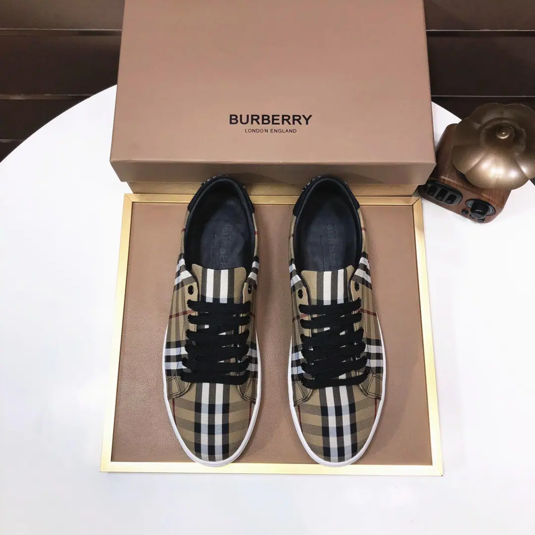 Plant 【burberry- Boboli.】Classic low-band sneakers.｜Imported cattle skin with classic glycerine.｜In the sheep's skin.｜Original Base｜The finest things to wear are comforts. Size: 38-44（45Do it.）