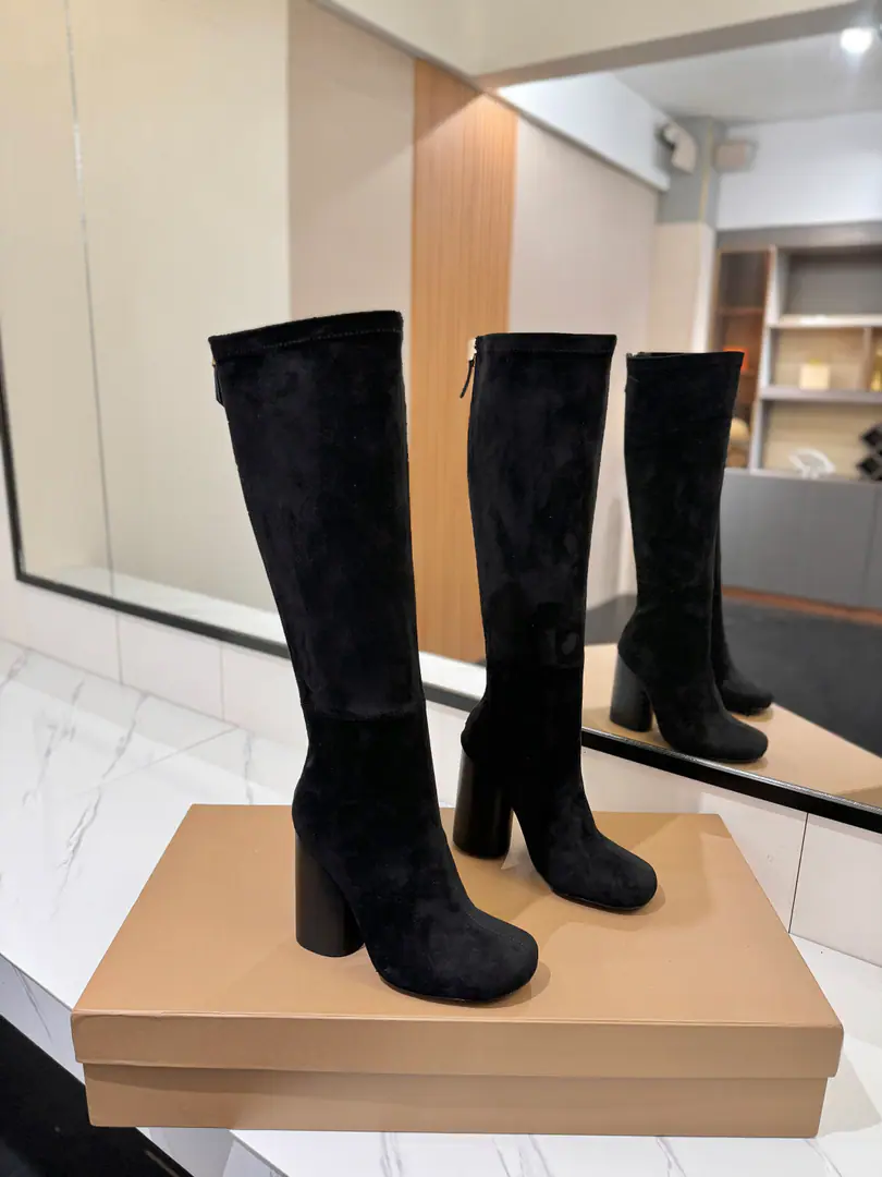 Plant price: 𝘽𝙪𝙧𝙗𝙚𝙧𝙧𝙮𝙮 The exclusive launch of the round-head logo and the stun boots.👢 🎉BURBERRYBobley England.🇬🇧Luxury brands, Original1:1Copy, Close-armed boots., Design round boots with a thick heel., Decoration branding pattern. 🆕🆕🆕 ⚠Boots.: Italy🇮🇹Erasing, ♪ In the inside, you'll have to put your feet on the skin ♪, Italy🇮🇹That's a big one.💞！！！ ✅Fabulous.: Import Italian ballistics ✅Otsumi!: The original is really a big one. ✅He's tall.: 𝟏𝟎.𝟓𝙘𝙢 ✅- A bag.: The ancient classics of the leather bag and... ✅Codes: 𝟑𝟒-𝟒𝟏（𝟑𝟒.𝟒𝟎.𝟒𝟏Do it.） ✅Humming: 𝟒𝟎𝙘𝙢 ✅Boots.: 𝟐𝟗𝙘𝙢