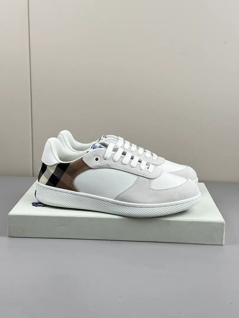 The latest money officer's network is synchronized. Sports shoes, "I choose to make it from smooth little cattle.", It's a work of art in Italy.. A combination of a detachable shield and a hanging., The Knight of the Horses.（EKD）Pump flowers.. Use the net eye liner., Shoeslaces integrated into the grid., The rubber shoe bottom is a collection. Burberry Letter logo. Round shoe head. The horse's knight's logo is on the shoe tongue.（EKD）Label Leather shoes. Shoes bottom strap. Burberry Letter logo Attach dustproof bags Normal leather shoe size.39 40 41 42 43 44
