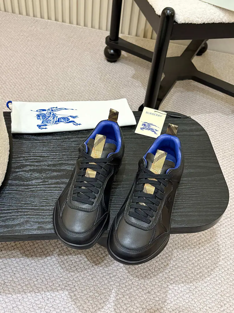 The price of the plant is men's., BurberryLeisure poppers., First appearance on brand. 2025 Summer fashion show.. It's made of Italian leather., Integration is a line of detail., It's inspired by the motion wind design.. A pair of light shoes and a pair of... Burberry Gravity shoes,, A branded Knight of Horses.（EKD）Embroidery ✅Fabulous.: Sand grinding./Pyre skin. ✅Reeb.: Lamb skin. ✅Otsumi!: Super light rubber bottom. ✅Colours: Black/White/Almonds are optional. ✅Codes: Men39-46（45,46Custom）