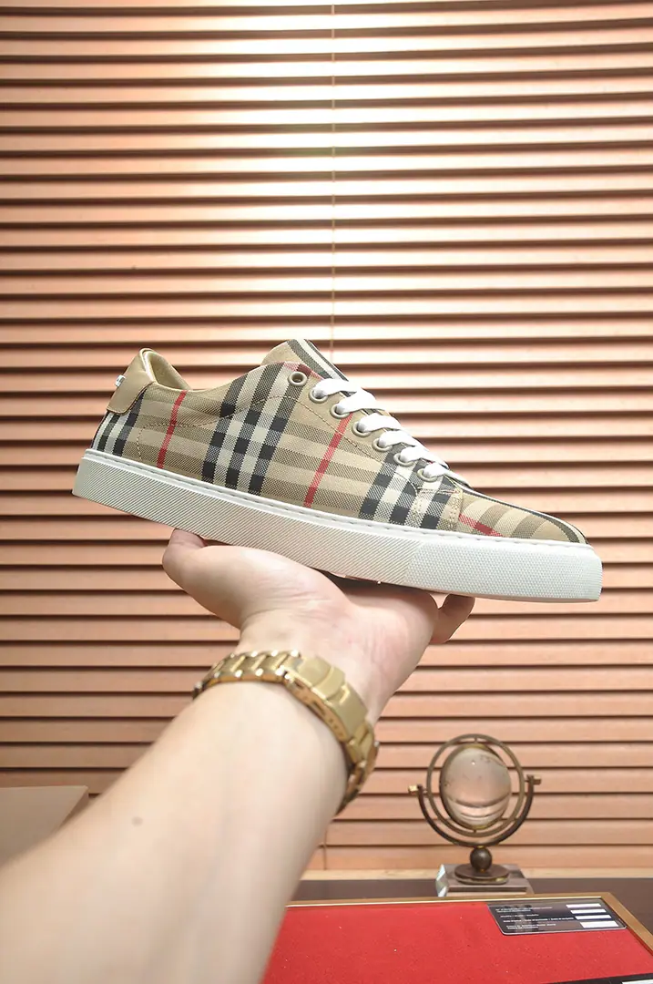 Get out of the factory. 【burberry- Boboli.】（In the cow's skin.）Classic low-band sneakers.｜Imported cattle skin with classic glycerine.｜In the cow's skin.｜Original Base｜The finest things to wear are comforts. Size: 38-44（45Do it.）
