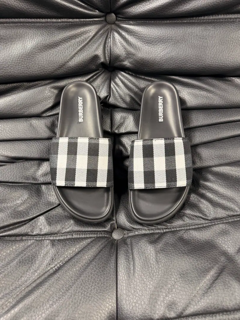 Burberry - Boboli slippers., Summer's new classic-cut slippers.Vintage The retro-gauge slippers. The twigs make comfort in wearing the experience. Shoe.: PVC %Heat-plastic polyurethane Shoes under the sole.: %Rubber Setup Design Sides are. Burberry Stereo-letter logo BurberryClassic-cut sandals. This classic pair of green sandals is from...Burberry (Bobley.). Design Details: Clipping, haymarketSquare Stripes, Show your toes., The side is marked with a pebbles brand., - Scalpel shoes. Size: 38-44（45Do it.）