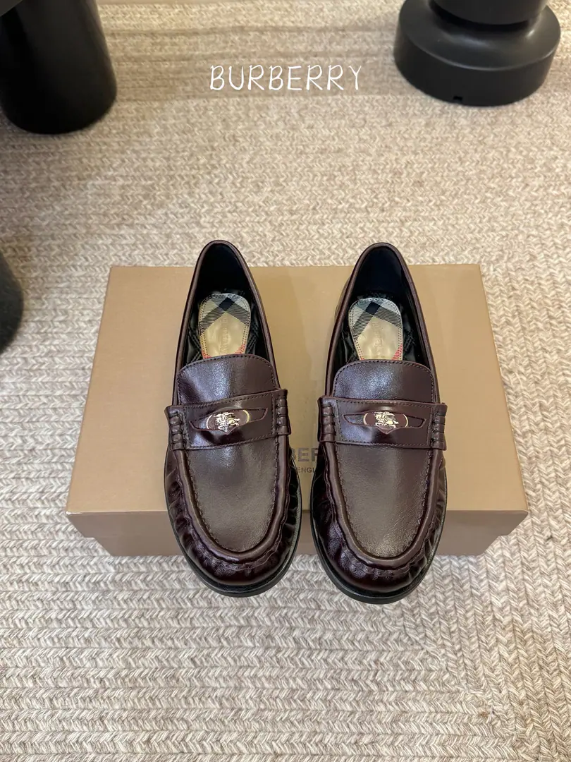 BURBERRY～Bobley., - Boboli.BBR F From the designer.Daniel Lee 26ss/Spring and summer are new to the new LeFoo shoes. A super-net red star on his feet. This spring and summer is a limit. The counter is very difficult to buy. The upper foot is very soft and very well-dressed.！I'm so impressed with my feet.！ Simple old money to wear. - It's a good one. Quality control is not a worry. Recurdurdo design, - A suit?, Dress., The jeans can be easily handled., Low profile and full of spirits. （✅ZPThe Blue Knight is a real shoe-shoe.） ✔Shoe.: Italian imports of wrinkled calf skin. ✔Uchi.: Import of sheep skin ✔- It's a hardware.: Original custom-made hardware button ✔Shoes under the sole.: Italian imports are so thick. ✔Codes: 35-39（40.41I'll make sure I don't change it.） （Full package）