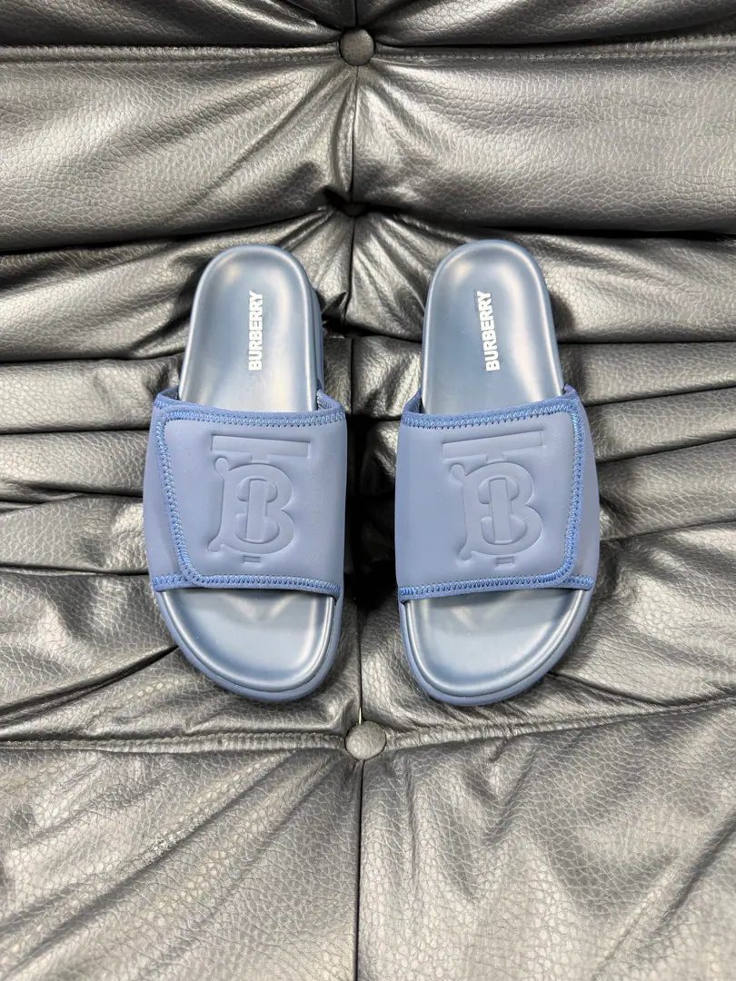 Burberry - Boboli slippers., Summer's new classic-cut slippers.Vintage The retro-gauge slippers. The twigs make comfort in wearing the experience. Shoe.: PVC %Heat-plastic polyurethane Shoes under the sole.: %Rubber Setup Design Sides are. Burberry Stereo-letter logo BurberryClassic-cut sandals. This classic pair of green sandals is from...Burberry (Bobley.). Design Details: Clipping, haymarketSquare Stripes, Show your toes., The side is marked with a pebbles brand., - Scalpel shoes. Size: 38-44（45Do it.）