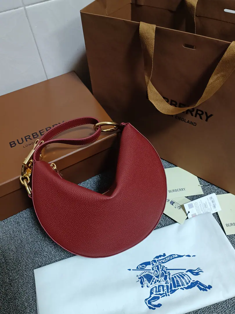 BThe family remodels the mini-backs.. There's a girlish style.. I'm not losing my sense of excellence.[Rose.]It's made of Italian pear skin., It's a work of art in Italy.. The bag is soft and strong., It's a soft pair, a skin liner.. A brand-new horse-like hanger., A great performance of the Knight of Horsecraft. It's so sweet.[Rose.]（EKD）. Reverse widgets. Numbering: 90112 Dimensions: 28.5 - 15 - 22cm.