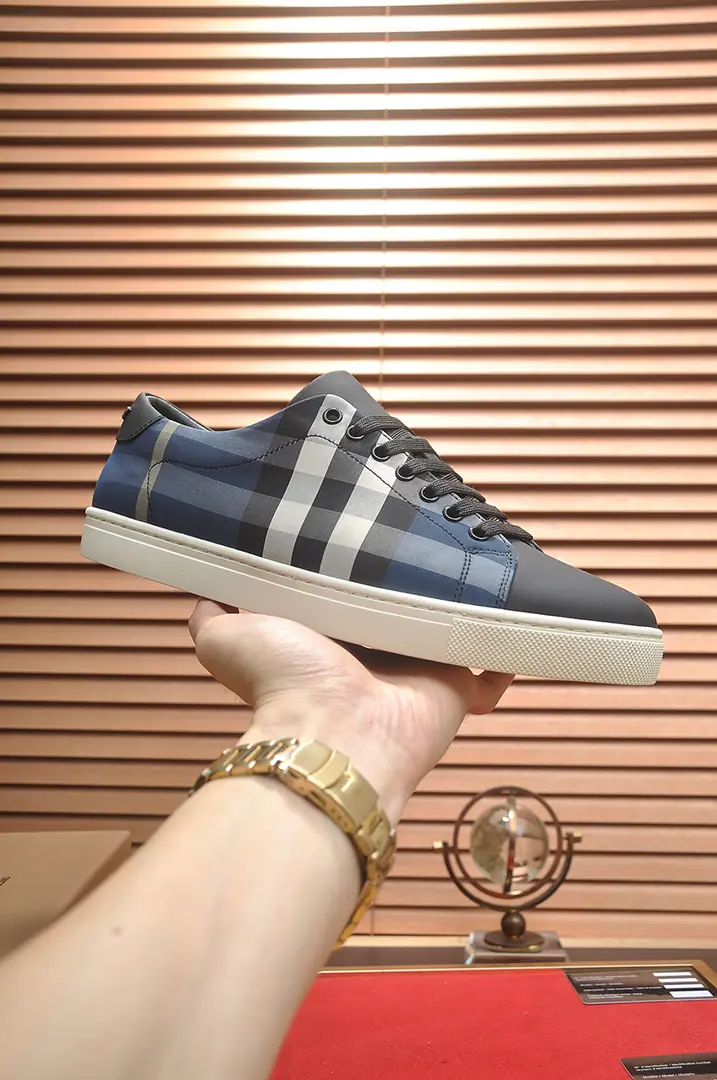 Get out of the factory. 【burberry- Boboli.】（In the cow's skin.）Classic low-band sneakers.｜Imported cattle skin with classic glycerine.｜In the cow's skin.｜Original Base｜The finest things to wear are comforts. Size: 38-44（45Do it.）