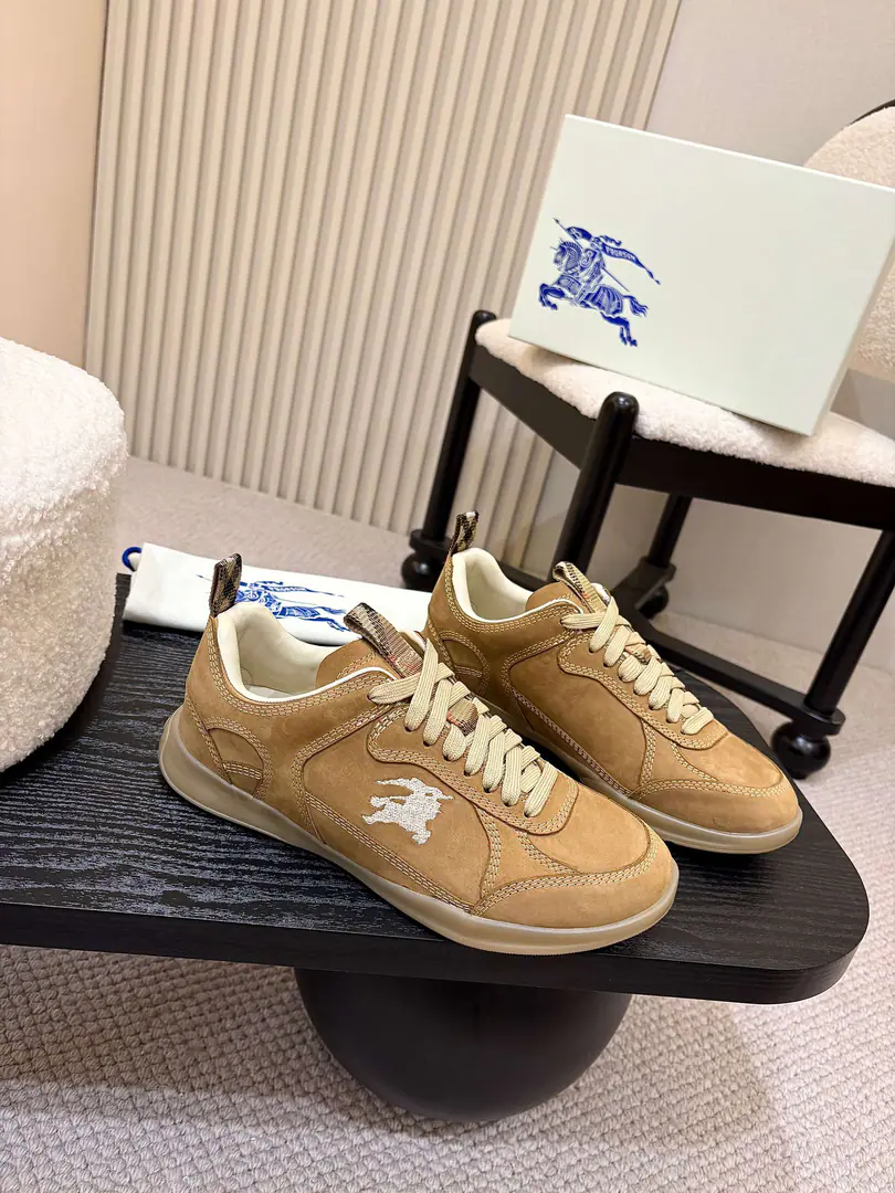The price of the plant is men's., BurberryLeisure poppers., First appearance on brand. 2025 Summer fashion show.. It's made of Italian leather., Integration is a line of detail., It's inspired by the motion wind design.. A pair of light shoes and a pair of... Burberry Gravity shoes,, A branded Knight of Horses.（EKD）Embroidery ✅Fabulous.: Sand grinding./Pyre skin. ✅Reeb.: Lamb skin. ✅Otsumi!: Super light rubber bottom. ✅Colours: Black/White/Almonds are optional. ✅Codes: Men39-46（45,46Custom）