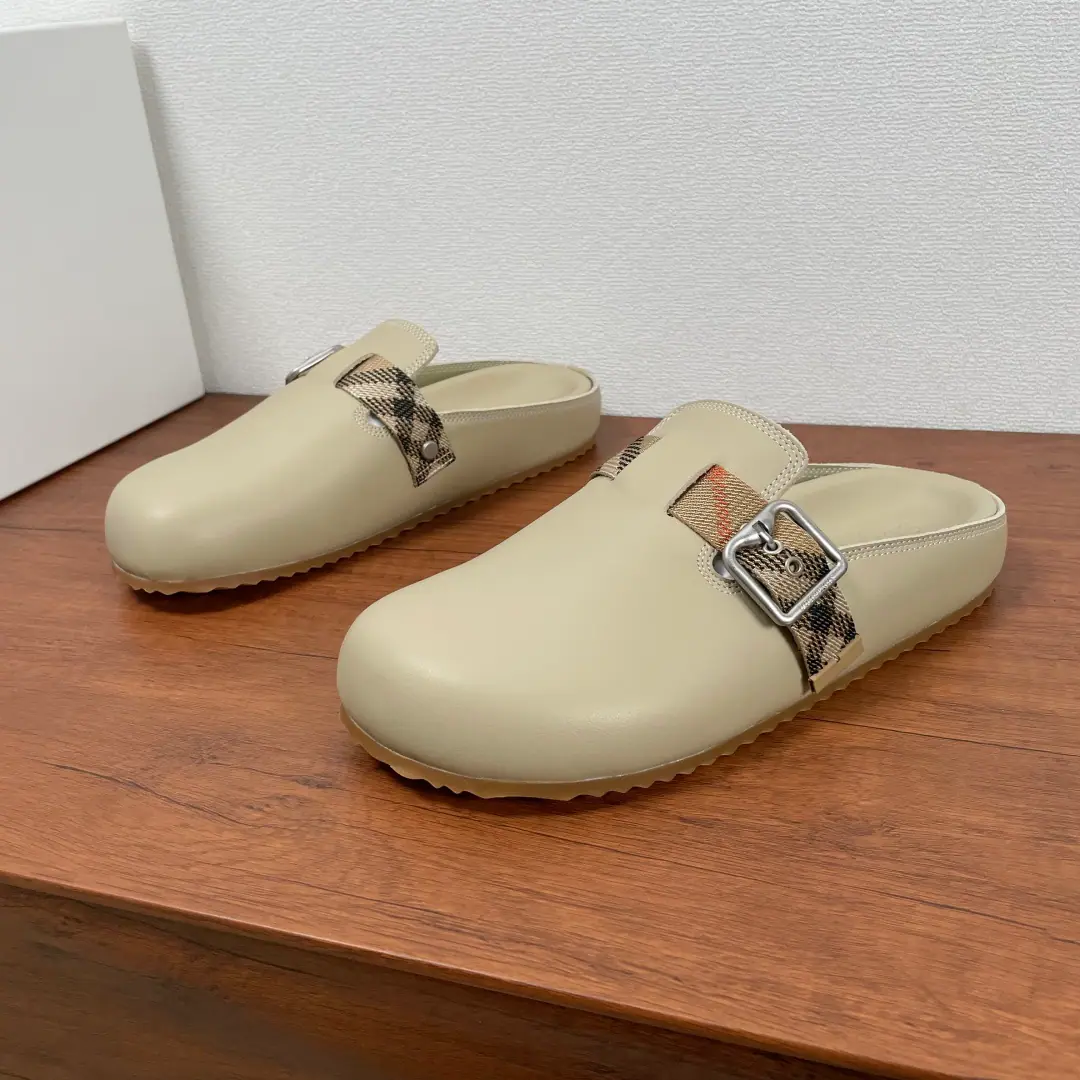 Burberry New man's leather. Urchin Half-drawn This semi-trailer shoe is made of soft, anti-featur and calf skin., & Make modifiable B Font-button Ring, A symbolic sand with decorated flowers. Burberry Gravity. Bottom of a shoe-faced package, The soles of the shoes are matched with the face., Heeling with a tattoo., The top of the surface of the wave-shaped rubber. Burberry Letter logo. Get your feet up there., Fashion leisure！Full packaged dustproof bags！ Codes: 39-40-41-42-43-44 Standard Code（38/45You're not going to be able to buy back.） The cargo.: 60426Half-drawn Crawl.