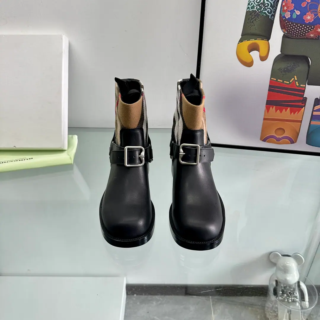 New stuff on the shelf.🌈- Boboli.Burberry The owner of the counter is making a call., Designed by a celebrity. 〰 It's a unique knight's boots with a Boboli. Shoes face with top-top head-story sheep skin inside the skin of a cow. ‼️Remarks:Boots.👢Humming38cm Ripple:35cm He's tall.:2.5cm ‼️Short boots.👢Humming:15cm Ripple28cm ‼️The sheep's skin in the boots.🔥🔥🔥. In the short boots, in the sheep's skin. Boots. Short boots. Codes: 35-43（35Code and sum40.41.42.43It's a code. No, no, no, no, no.）