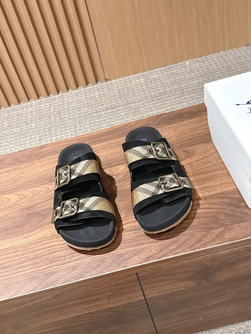 【Holly!】BURBERRY- Boboli. The tats are tied and the boots are made of bracken. New edition, I'm going to destroy all the slippers we used to have., It's more of a pair of slippers than any.. You can wear them all., Comfortable seal.！ I really don't have to say anything about doing work., Perfect with no death.！The key is the artificial design of the shoebeds for the bow., Walking is a way of spreading stress., And protect the ankles., You've been wearing it long enough.！ Light rubber against slides., It's light and it's so durable., Slips on the bottom., Just walk steady. Intermediate StereoBURBERRYTitle, I'm so full of texture., It's a good product with a heart., The upper foot is so light and so fast.！ Fabulous.: The canvas and the skin spelt together. Uchi.: Fly face. Otsumi!: Light rubber against slides. Size: 35/35/37/38/39/40（40No re-election.）