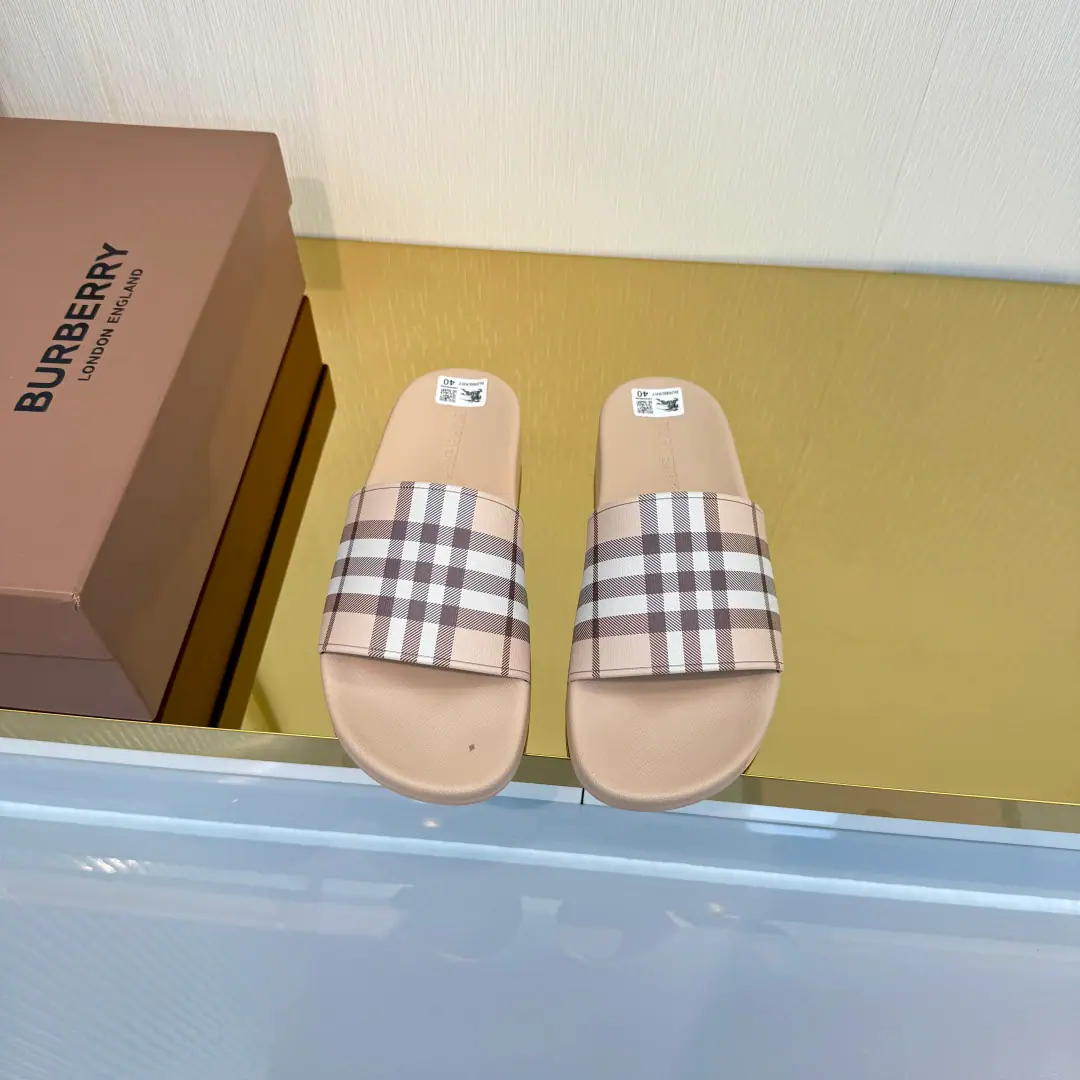 Plant price The new slipper in the counter has the branded letter-based logo., And the chief creative director. Riccardo Tisci It's... Burberry First Show Series Name「Kingdom」 Ruler Guide One to one., Pattern5DPrint Shoe.: %Environmentally friendly polyamide Shoes under the sole.: %Rubber Setup Design Codes, 36-46 The cabinet is full packaging.