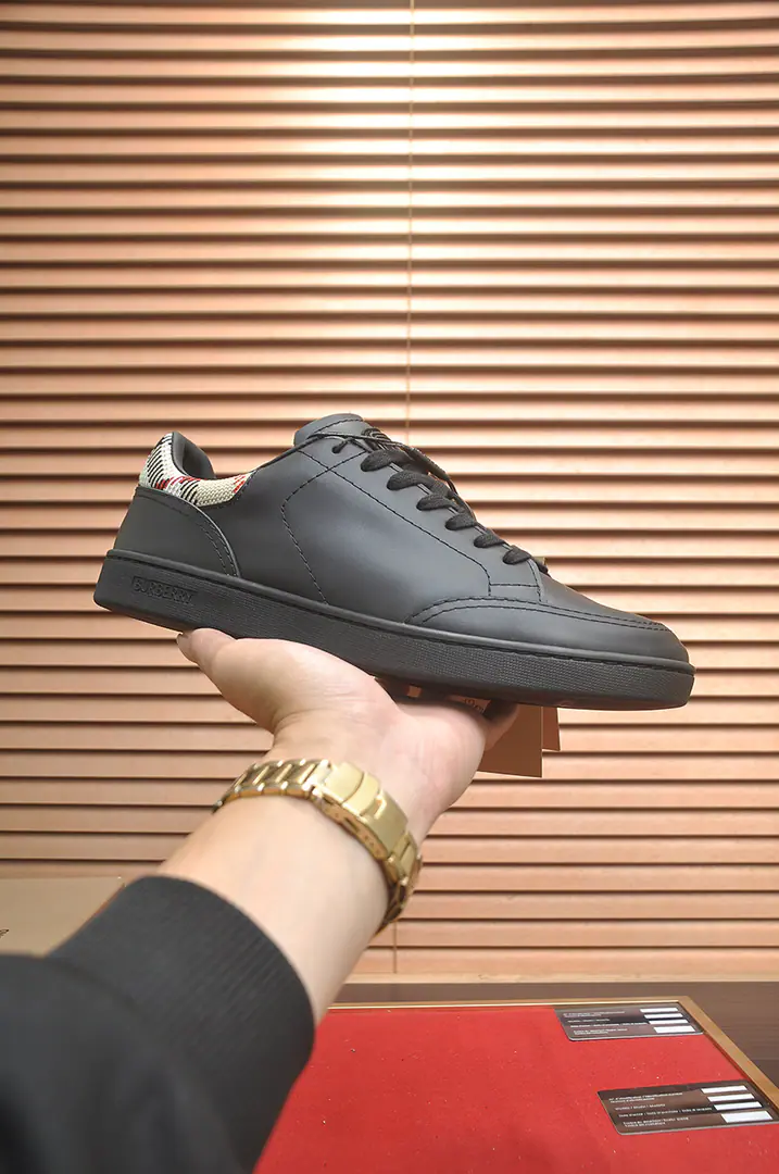 Get out of the factory. 【burberry- Boboli.】（In the cow's skin.）Classic low-band sneakers.｜Imported cattle skin with classic glycerine.｜In the cow's skin.｜Original Base｜The finest things to wear are comforts. Size: 38-44（45Do it.）