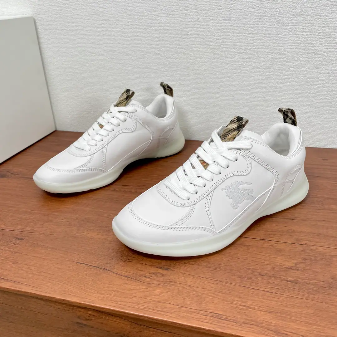Burberry/- Boboli. A man's new money.Matrix Leather sneakers Original purchase1:1Development, Market top version, Distinguishing market traffic, Support comparison！ This sneakers is the first brand. 2025 Summer fashion show.. The Italian calf skin., The skin is light and soft and delicate., Integration is a line of detail., Imported machine-beds combined with handcrafted craft. Sports style, A little pony-tailed knight's logo on the outside., The tongue and the back heel are classics.Burberry Gravityweaving, A light rubber shoe and branded Knight of Horse., The calf's skin is marked with a pressurized tattoo.logoThe logo, the cow's skin and foot., The upper foot is comfortable.！A sneaker with the details., It's different from the cheap version of the market., Welcome to the acquisition.！Information card for the dustproof bag with the original box, etc.！ Codes: 39-40-41-42-43-44 Standard leather shoe size. （38/45You're not going to back off.）