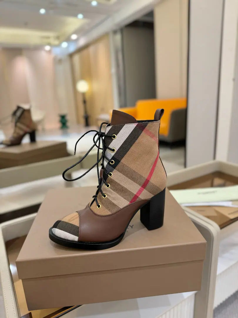 Burberryy Bobley. 𝑩𝒚𝒓𝒃𝒆𝒓𝒓𝒚𝒚 💝 👠 𝘽𝙪𝙧𝙗𝙚𝙧𝙧𝙮𝙮 Bobley.2025 Unique. Launch classic grid boots.👢 Unique. Release ⚠️Requisition high version ⚠️Burberryy - Boboli. A lazy, elegant, understanding style. 🎉BURBERRYBobley England.🇬🇧Luxury brands, The rice of the hide., Original1:1Copy, Synchronize new cabinets A classic shoe-designed tattoo with graceful knowledge.. ✅Fabulous.: Original cow leather with a rib cloth. ✅Uchi.: Customize sheep skins ✅Otsumi!: The original is really a big one. ✅He's tall.: 9.5cm ✅Codes: 35–41 （40, 41Custom）