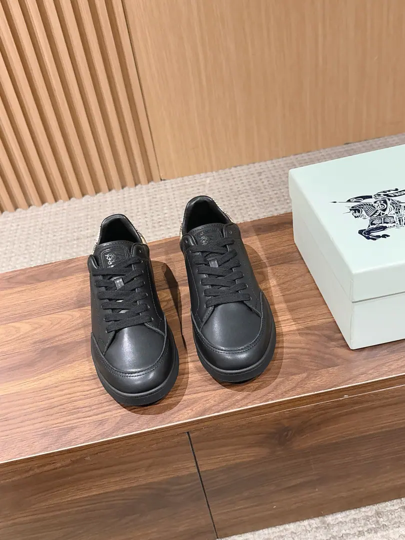 【Holly!】BURBERRYThe new Barboli..Marker Set Men's sneakers. Present in a simple style, Accomplishing the luxury of everyday style. Low-ass shoes., It's made of smooth leather., Made in the heart of the Italian factory.. Shoes are sprouted in the mouth. Burberry Gravity, In a symbolic sammy.. Shoe tongues with a black-feather badge., Smart. Knight of the Horse.（EKD）And brand logo design.. Bandage Design The soles are marked with the Knight of Horses.（EKD） Attach dustproof bags Shoe.:Customize soft cow skin+Classic Gravity. Uchi.:Customize sheep skins Shoe pads.:Lamb skin. Otsumi!:TPUShoes under the sole. Size: 39/40/41/42/43/44（38 45No re-election.）