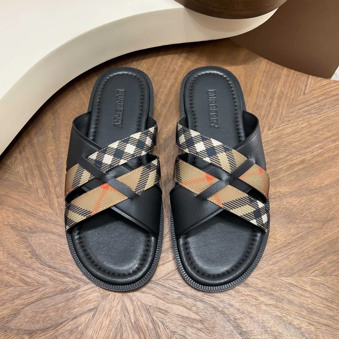BurberryThe wind crosses with the sand. Dollar Head-decked cow skin.+MetalTBTitle, I'm so full of texture.✨ 39-44Handouts, 38/45/46Customable Multi-Current Optional, Summer shorts./Nice jeans. Comfortable, unspareable., I can wear it on a commute.