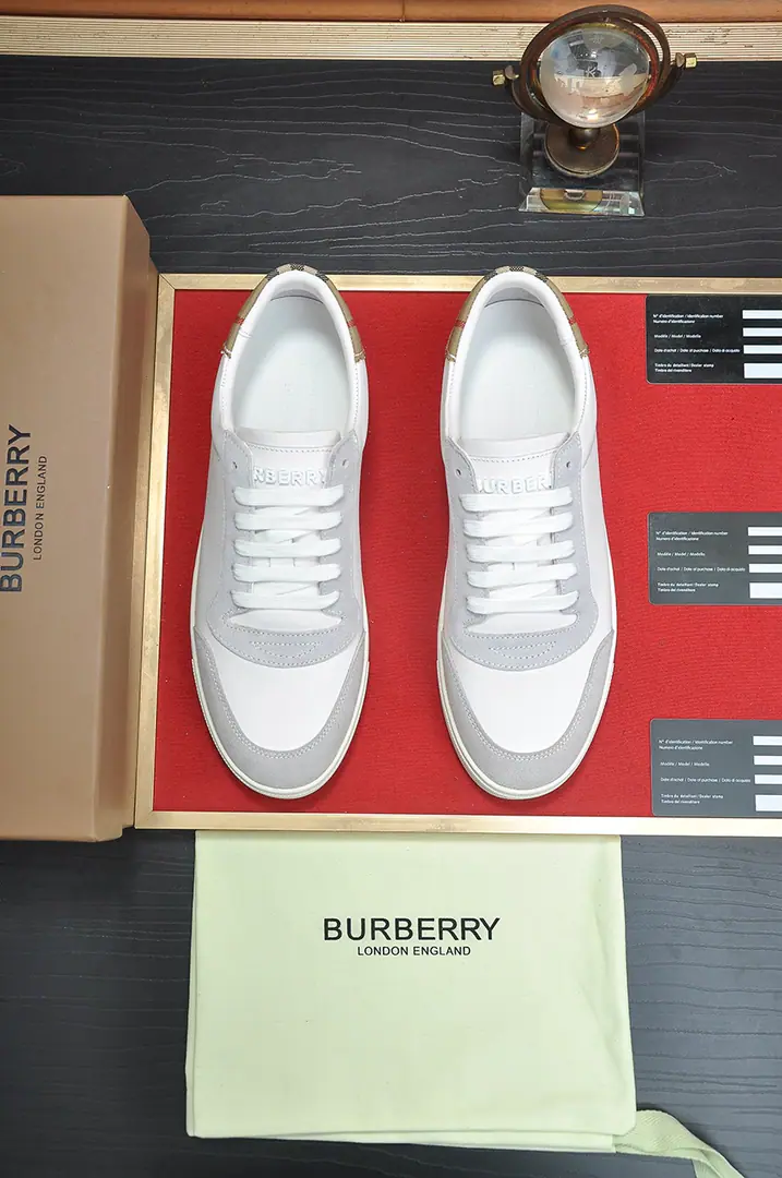Get out of the factory. 【burberry- Boboli.】（In the cow's skin.）Classic low-band sneakers.｜Imported cattle skin with classic glycerine.｜In the cow's skin.｜Original Base｜The finest things to wear are comforts. Size: 38-44（45Do it.）