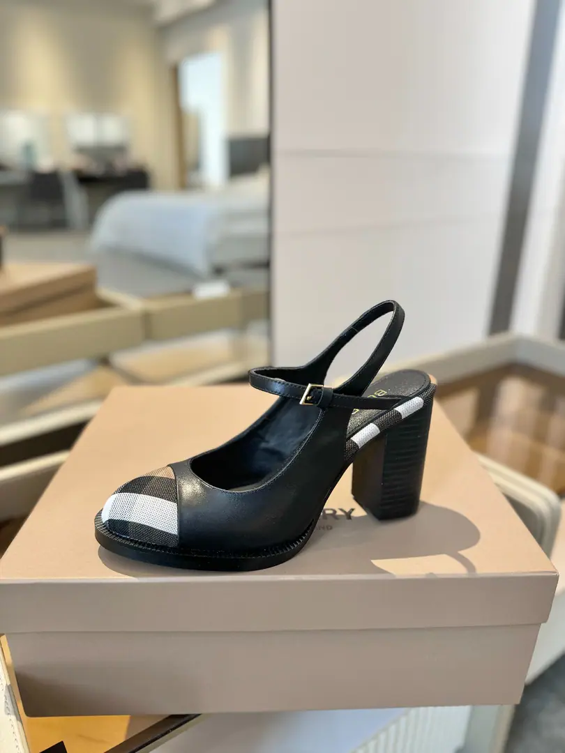 Burberryy 𝑩𝒖𝒓𝒃𝒆𝒓𝒓𝒚𝒚 💝 👠 𝘽𝙪𝙧𝙗𝙚𝙧𝙧𝙮𝙮 Bobley.2025The new exclusive has been launched. It's a classy, intelligent style. 💋High heels. 🎉BURBERRYBobley England.🇬🇧Luxury brands, Original1:1Copy, Synchronize new cabinets A high heels with grace., Decoration branding pattern. 🆕🆕🆕 ✅Fabulous.: Original Gear ✅Otsumi!: The original is really a big one. ✅He's tall.: 9.5𝙘𝙢 ✅Codes: 𝟑𝟒-𝟒𝟏（𝟑𝟒.𝟒𝟎.𝟒𝟏Do it.）