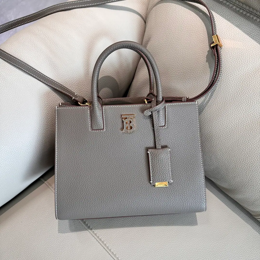 Special level BThe latest edition of the Tot bag., Made from Italian textures of leather leather, The eye-scramble. Thomas Burberry Exonyms. Designed fine., Multiple pockets, A mirror hanging with leather wrapped in it.. But the handy., Or carry it with a detachable shoulder belt.. 27 x 11 x 20 cm The handle is vertically worn.: 9cm Shortest vertical length of shoulder belts: 44.5cm The longest vertical height of the shoulder belt.: 55cm Outer layer: %Cowskin.🌟Model0441