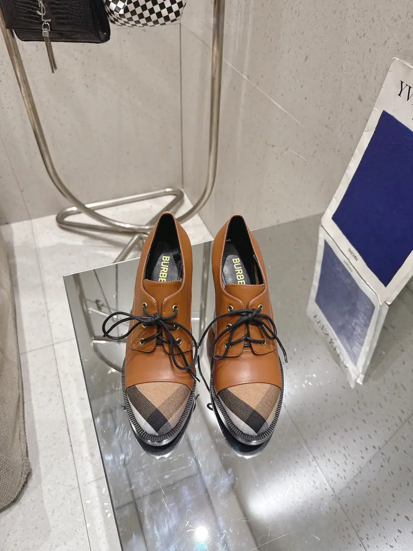 BURBERRYCow-skin boots. And ankle boots., It's made of smooth leather.. It's a work of art in Italy., It's a match. Burberry Glyph cotton slants. Use a real leather and design., I'm in the horse's ingenious ring belt.. Almond-shaped shoes. Rough design. Ringed ankle band. 🎈A brand that's not so expensive. Super fashion. ✔︎Import Italian calf skin ✔︎The insides are dyed. ✔︎That's a big one. ✔︎size ｜35-42 (35.40.41.42Do it.)