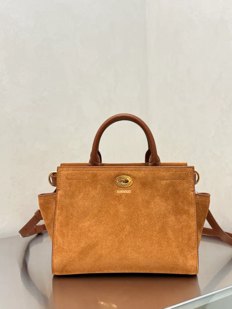 Special level 24cm ♪ And the design ♪ Cotswolds Totbag., It's made of anti-feather-feather material., Made in Italian craftsmen.. It's been finely grinded., ♪ Soft touch ♪. Use partial liner design, Made of cotton-combine fabric., The slender salami.BurberryGravity. Fine style, Incorporation of the glycerine, the styling and the mouth-ringing., It's inspired by branding.TrenchThe windcoat belt design.. But carry it with your hands., Or the shoulder belt.. Dimensions24.5x 13x 19.5cm.Model3491