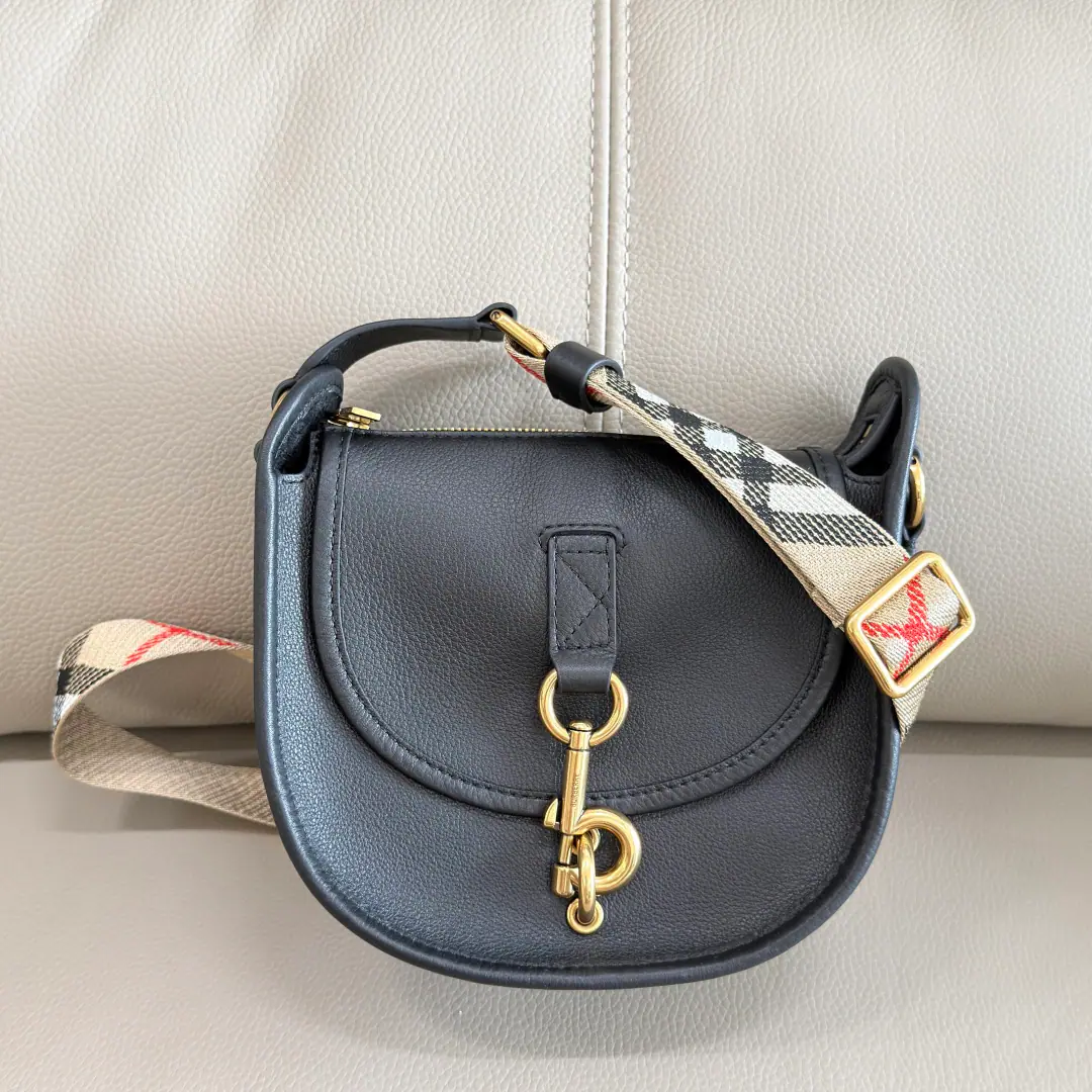 Special level Mini-Man.B Font Card Button Mail Bag, It's made of calf skin., Made in Italian craftsmen.. Use of no interior design, The bag is soft and strong.. Named from your front pocket., It's a brand logo.. With a stylish rectangular shoulder belt., Decorative Swirl Burberry Gravity, The back end of the film is low-key, with the Knight of the Horse.（EKD）Pump flowers.. Outer bagb Font card buttoning. Intubation bag Dimensions-19x9x17.5cm.Model6931
