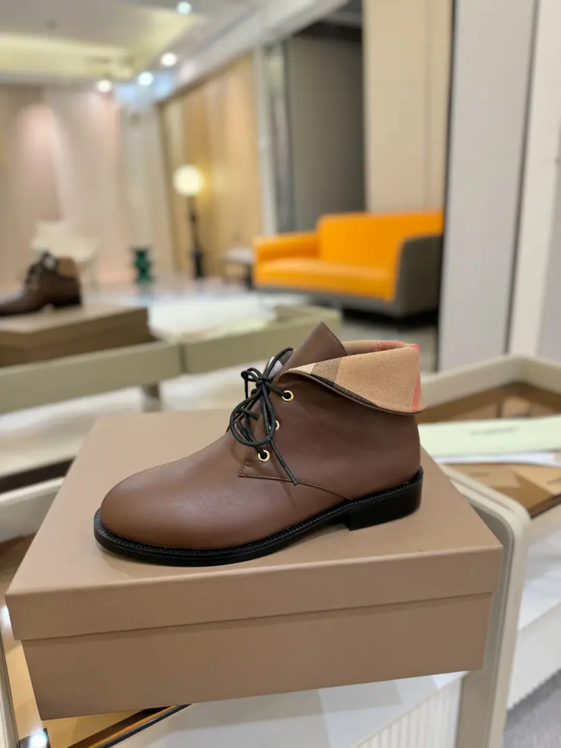 Burberryy Bobley. 𝑩𝒖𝒓𝒃𝒆𝒓𝒓𝒚𝒚 💝 👠 𝘽𝙪𝙧𝙗𝙚𝙧𝙧𝙮𝙮 Bobley.2025The new exclusive has been launched. A lazy, elegant, understanding style. 💋 🎉BURBERRYBobley England.🇬🇧Luxury brands, Original1:1Copy, Synchronize new cabinets A piece of grace., Decoration branding pattern. 🆕🆕🆕 ✅Fabulous.: Original Gear ✅Otsumi!: The original is really a big one. ✅He's tall.: 1.5𝙘𝙢 ✅Codes: 35-41（𝟒𝟎.𝟒𝟏Do it.）