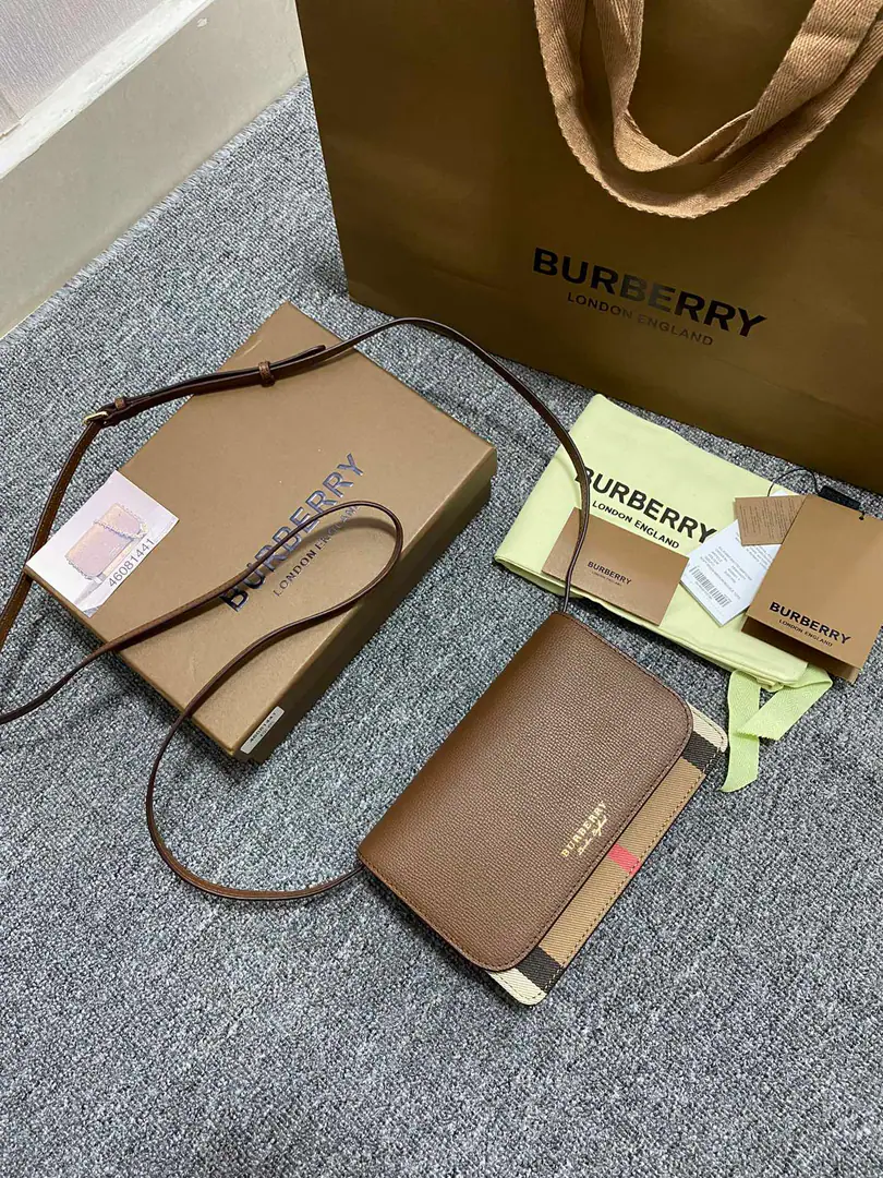 Special level 【Skin shoulder belt.】Model: 1441. BA small handbag for a family.🎈built-in cards Zip security. A big space.！Little Linglong. It's a great deal of practical stuff.！Use imported Italian cow skin Soft and delicate.（19X13.5X4.5）🎁