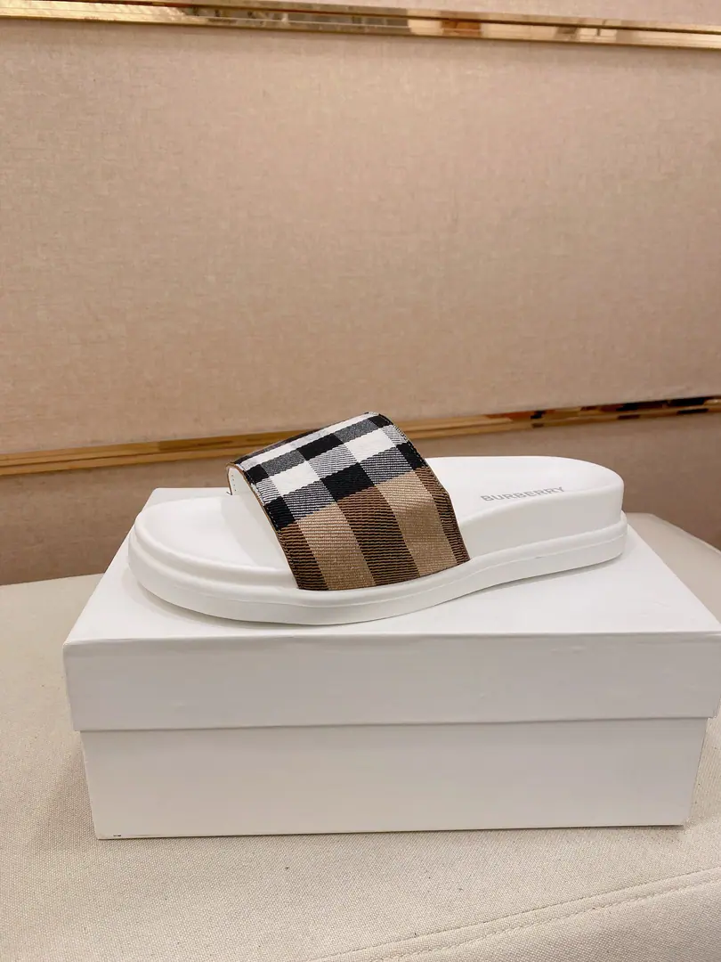 Plant prices: BURBERRY Top-level craft - Boboli. Shoes are synchronized., The original plant was equipped with Italian imported cow flour., High-quality complex integration process, Imported cattle mats., I'm comfortable with air., Shoes under the sole.: The original plant is used for the original base., The original factory and the single. High Quality Welcome to the comparison., Codes 38-44（Make a reservation. 45 ）