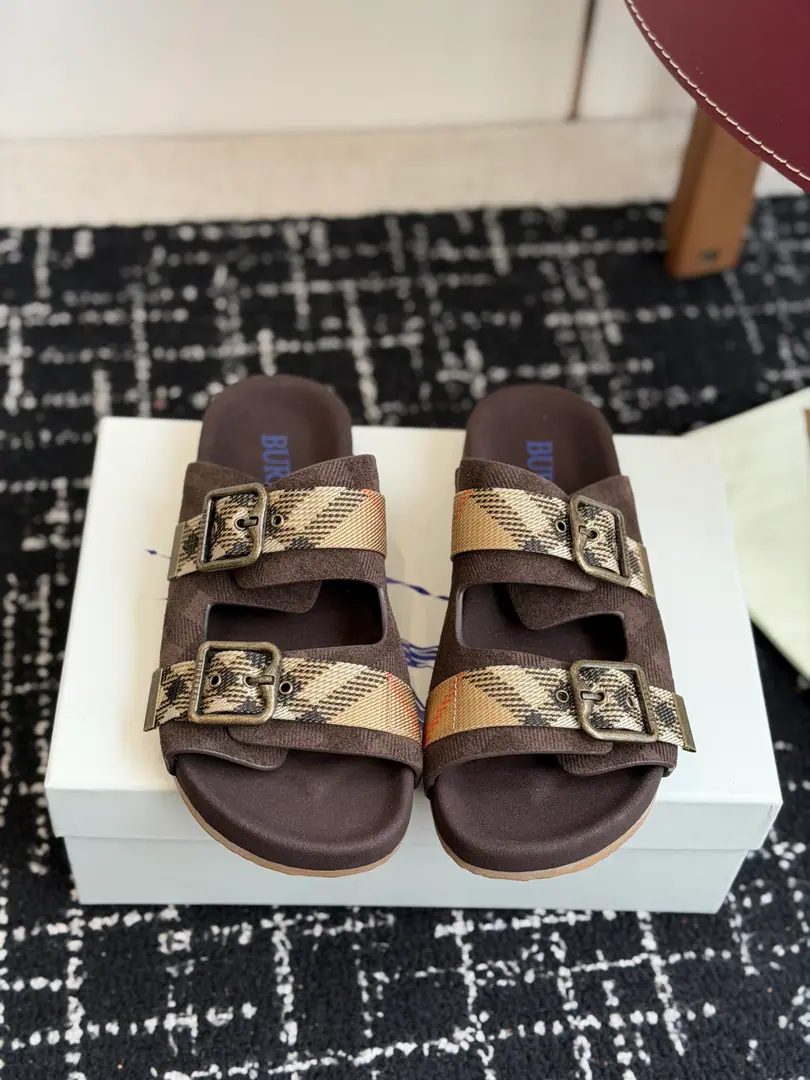 Dong-hoon's sub-purchase level BURBERRY Gravity double button tow The brand's classic tweezers are made of old metal buttons., The ancient accents are filled directly.. The shoes are combed with a canvas and a cow's skin., It's solid and airy., The original plant is thick rubber shoes, soft., There's no pressure on the day to go.. Three Colours Optional, Salt is sweet., It's the radiator in the box.！ Codes: 35-39