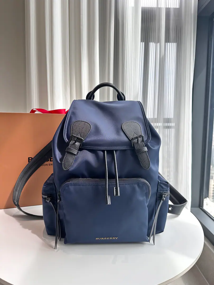 Special level 【The blue and black buttons.】「The Rucksack Army backpacks」To make a match for the fashion show., Easy and rainproof.. The shoulder belt is designed with comforting mats.. The backpack is symbolic. Burberry Trench The original face of the windcoat as a source of inspiration., Made of flexible nylons with cotton-based gyrochemical structures. Its soft and leisure packages date back to 20 Military brigade style in the history archives of the early century., On this basis, several functional zippers were added.. 28 x 15 x 42cm