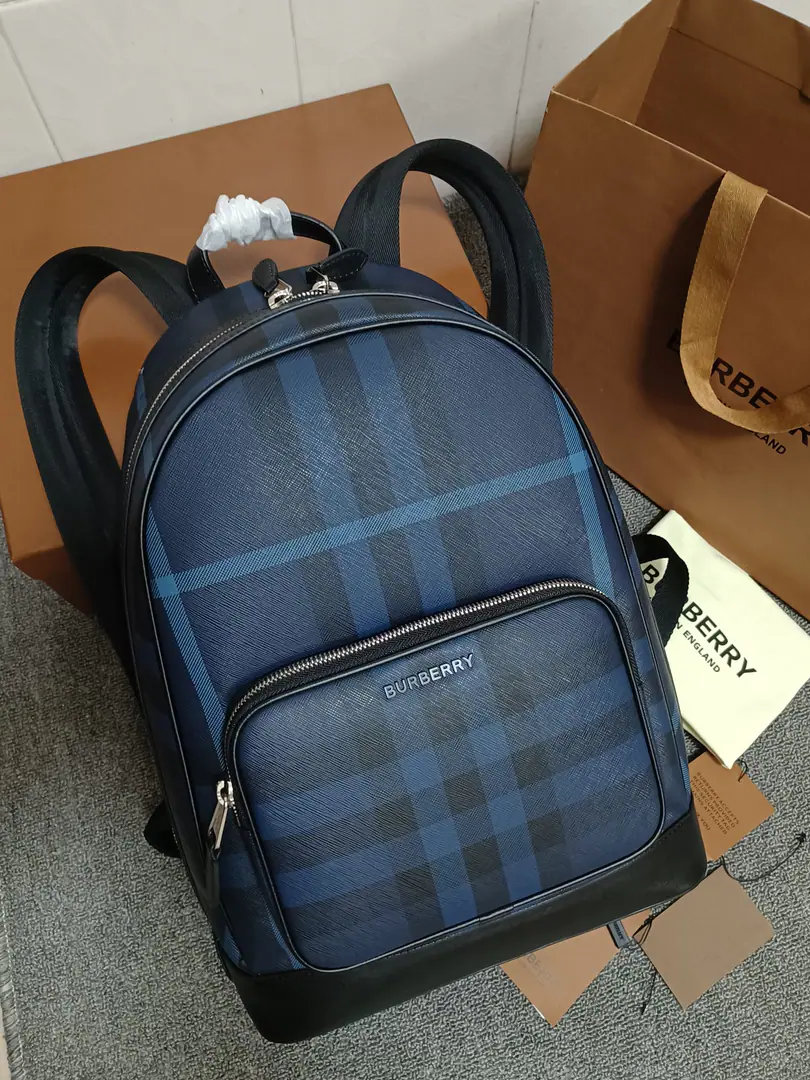 The latest two-handbags at home use a logo tattoo.⛓️Top leather handle., You're a fashionist.🌟Modifiable shoulder belt, Weight Lighten Laptops' exclusive partition., Any time you want to take notes. Double zipper. ♪ To take away the edges of paint ♪, Details are tasteful. The glossy metal parts are on the front.Burberry Stereo-letter logo, The symbol of honor.⭐️It's just so comfortable fashion., Dimensions: 30 - 12 - 44cm.