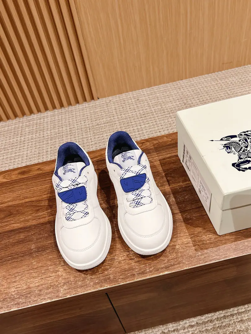 【Holly!】BURBERRY#The newest money officer in Babelie is synchronizing the sneakers. "I choose to make it from smooth little cattle.", It's a work of art in Italy.. A combination of a detachable shield and a hanging., The Knight of the Horses.（EKD）Pump flowers.. Use the net eye liner., Shoeslaces integrated into the grid., The rubber shoe bottom is a collection. Burberry Letter logo. Round shoe head. The horse's knight's logo is on the shoe tongue.（EKD）Title A stairwell. Shoes bottom strap. Burberry Letter logo Female number: 35/36/37/38/39/40 Men's code number: 39/40/41/42/43/44