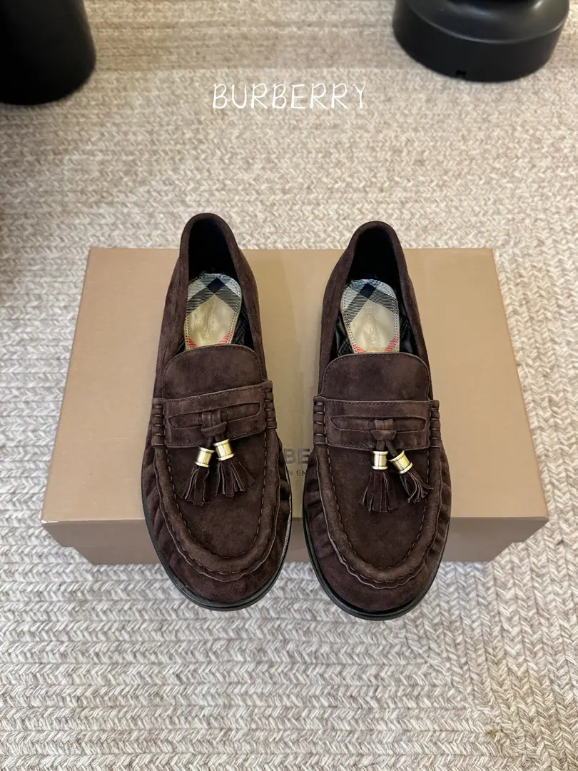BURBERRY～Bobley., - Boboli.BBR F From the designer.Daniel Lee 26ss/Spring and summer are new to the new LeFoo shoes. A super-net red star on his feet. This spring and summer is a limit. The counter is very difficult to buy. The upper foot is very soft and very well-dressed.！I'm so impressed with my feet.！ Simple old money to wear. - It's a good one. Quality control is not a worry. Recurdurdo design, - A suit?, Dress., The jeans can be easily handled., Low profile and full of spirits. （✅ZPThe Blue Knight is a real shoe-shoe.） ✔Shoe.: Italian import of high silk revels ✔Uchi.: Import of sheep skin ✔- It's a hardware.: Original custom-made hardware button ✔Shoes under the sole.: Italian imports are so thick. ✔Codes: 35-39（40.41I'll make sure I don't change it.） （Full package）