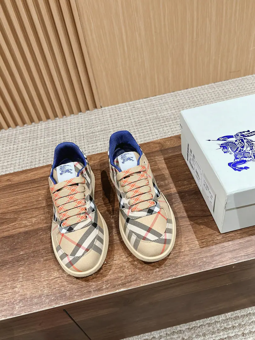 【Holly!】BURBERRY# Bobley's new matchmaking Margo's couple recreational shoes. New plaza recreational shoes.·- Boboli.（Burberry）Classic Prototypes It's a really nice shoe.··Knight's blue skates. Finally, I see the latest slanting sneakers really look good., I can do whatever I want. Sports shoes, It's made of cotton-combined fabric.. Made in Italian craftsmen., Decorative Swirl Burberry Gear. With a lined and twig shoelace on the eye of the net., The rubber shoe bottom is a collection. Burberry Letter logo. From Burberry The classics., The necessary provision for the closet is interpreted in a branded style.. Round shoe head. The horse's knight's logo is on the shoe tongue.（EKD）Label Leather shoes. Shoes bottom strap. Burberry Letter logo Female size: 35/36/37/38/39/40 Men: 39/40/41/42/43/44