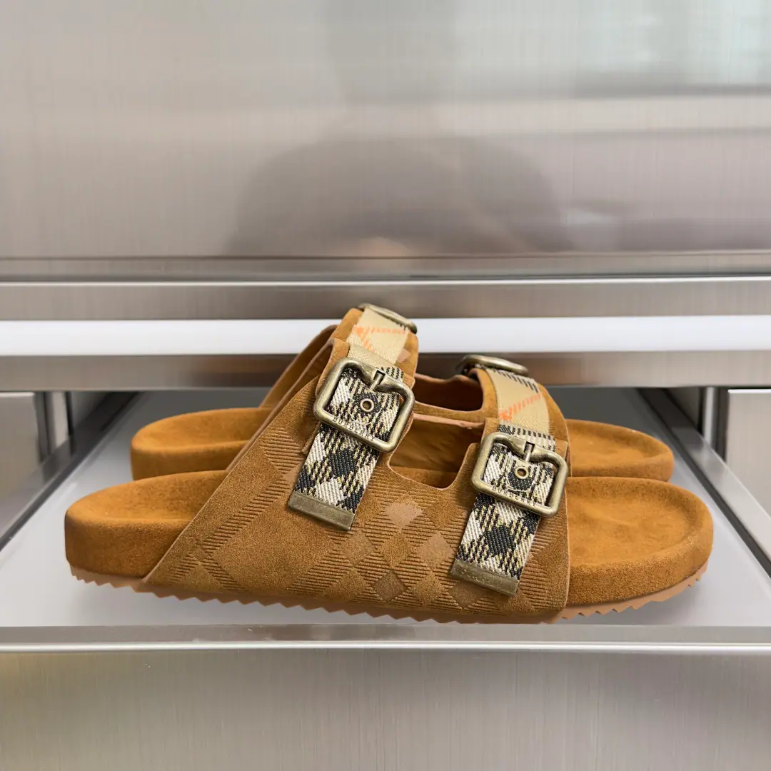 Top Version: Couple money. Burberry- Boboli.UrchinSeries Couple money. Gravity Thick Shoes. UrchinShoes. It's made of soft, anti-feather leather., Made in Italian craftsmen.. I'm putting a lot of pressure on the grid., The branded logo for the bottom of the stamped shoe.. & Make modifiable B Font-button Ring, It's decorated and swirled. Burberry Gravity, In a symbolic sammy. Send a cabinet for fine packaging🛍📦 ▪️Fabulous.: Original customized head-level cattle skin ▪️Uchi.: Imports of soft sheep skins ▪️Shoes under the sole.: Original Open-Screen Double ColourTPUMaterial ▪️Bottom: 2CM ▪️Size: Female35-40 / Men39-44（Custom45