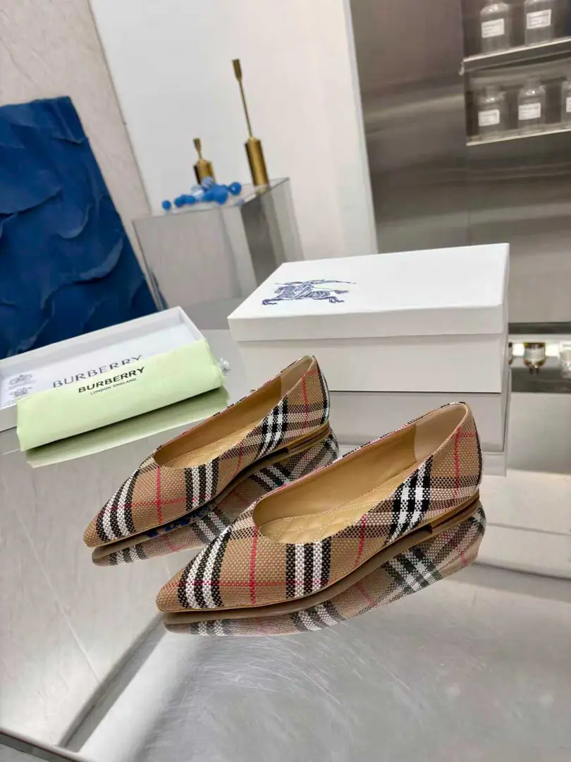 🌈🌈🌈New stuff on the shelf.☘️☘️Burberry Bob Li and..., Autumn shoes.🌺🌺🌺Channel cargo A sulfide shoe with a papolitico.🌈🌈It has to be the same.！🌺🌺The shoe face is a very special piece of Boboli., Three-line electric cushion., Original Open button, The extremely soft leather material is perfectly compatible with the two-foot curve of embroidery.. ❤️❤️Barboli's all vulcanized., The new smoothing and grinding of the bottom line is a natural display., It's not the original technology., 🍎🍎It's a tough process., Flat, Siu5.CMSimulate the skin., Codes:35~42(35.40.41.42.No re-election.)Ping, Siu