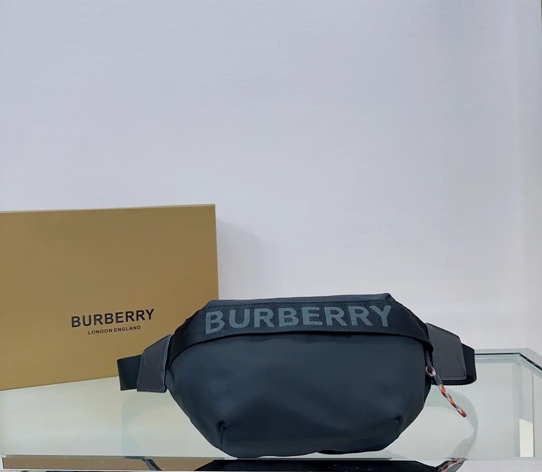 BThe home bag is a street style from the 1990s., nylon material., Decoration and twilight branding logo, A pair of fine leather edges.. Available with slanted backband or tied to waist. Dimensions31.17🌟5211